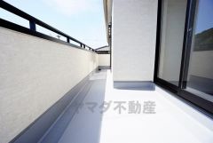 同仕様写真。南側に面した大型のバルコニーは日当たり良好です。お洗濯物も気持ちよく干せそうです。 テーブルとイスを置いてカフェタイムや日光浴、星を眺めたりも良いですね^^