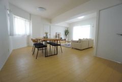 大きな窓のあるリビングは、陽光あふれる明るい空間です。居心地良く、ご家族皆がゆったりくつろげる憩いの空間となりそうです。