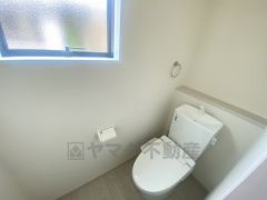 ウォシュレット付トイレです。節水機能もあるので、安心して使えますね。もちろん、1階2階の2ヶ所にトイレがあるので、忙しい朝にもゆとりができますね。