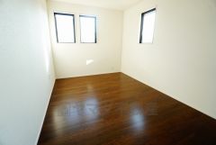 木目調のシンプルデザインで落ち着きと安らぎの空間に仕上げています。各部屋に収納が完備されているので、お荷物が多くなっても安心の設計です。