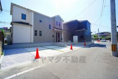 前面道路は北東側約5.3ｍ、南西側約7.5ｍ。幅広いためお車の離合や駐車がスムーズです＾＾ ＪＲ香椎線酒殿駅まで自転車で約15分＾＾
