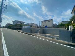 前面道路は6.2ｍ～8ｍと広く、駐車がスムーズにできます＾＾
