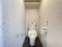 暖かい日差しが差し込む洋室。たっぷり収納できるクローゼット付きでお部屋の中をすっきりと快適に保てます。