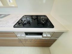 同時にたくさんの料理が調理できる3口コンロ。長時間熱を通しておきたい煮込み料理を作りながら、炒め物など同時進行で進められます。