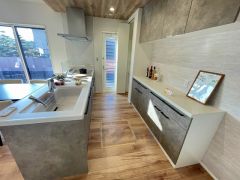 対面式カウンターキッチンでお子様の様子が見守れます。カウンタートップは耐熱性に優れており、日ごろのお掃除もふき取るだけでＯＫ。ステンレスシンクも簡単にお掃除できますよ。