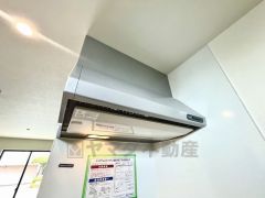 調理により発生する油煙や臭いを吸い込み、屋外へ排気してくれます。