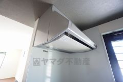 調理により発生する油煙や臭いを吸い込み、屋外へ排気してくれます。