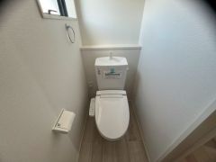 温水洗浄機付トイレです。節水機能もあるので、安心して使えますね。もちろん、1階2階の2ヶ所にトイレがあるので、忙しい朝にもゆとりができますね。