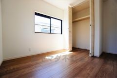 同仕様写真。暖かい日差しが差し込む洋室。たっぷり収納できるクローゼット付きでお部屋の中をすっきりと快適に保てます。