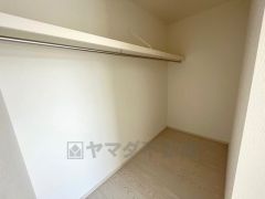大容量の収納が嬉しいウォークインクローゼット付き。毎日の洋服のコーディネートが楽しくなります。モノを1ヶ所に収納できるので、お部屋もスッキリ。