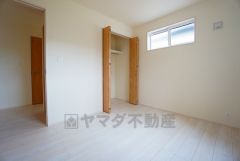 木目調のシンプルデザインで落ち着きと安らぎの空間に仕上げています。各部屋に収納が完備されているので、お荷物が多くなっても安心の設計です。