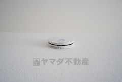 火災による煙や熱を感知して、警報音やブザー等で火災の発生を知らせてくれる火災警報器。