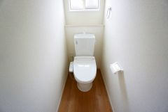 温水洗浄機付トイレです。節水機能もあるので、安心して使えますね。節水・静音設計でエネルギーを効率よく使用し省エネ。汚れをガードする構造でサッと一拭き、お手入れが簡単。