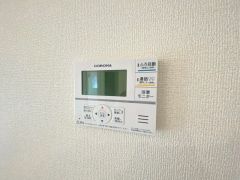 キッチン横からお湯張り、追い炊き、足し湯がボタン一つで楽々操作できる給湯機リモコンです＾＾忙しい夕飯の準備の時間帯に重宝しますね。