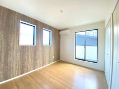 バルコニーに面した温もり溢れる明るいお部屋。 寛ぎの時間を紡ぎだす主寝室は、大型ベッドを置いても余裕の広さを確保しています。