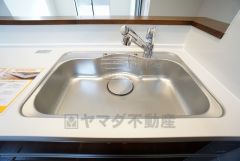 色も形もキレイなシンクは、広さも確保しているので、大きめの鍋も簡単に洗えます。
