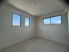 2面採光を確保した明るい室内は、風通しも良く、大変居心地の良い空間となっております。爽やかな風を感じて起きる朝は、快適生活の始まりに。