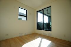同仕様写真。木目調のシンプルデザインで落ち着きと安らぎの空間に仕上げています。各部屋に収納が完備されているので、お荷物が多くなっても安心の設計です。