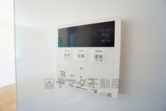 給湯器リモコンはキッチン横からボタンひとつで操作が楽々。通話ボタン付きでお子様とも会話ができて安心です。