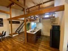 リビングは広々とした設計で、家族が集い、寛ぐ暮らしの空間を演出しています。