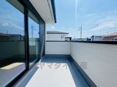 お洗濯物を干すスペースとしても十分な広さがあります。  お天気の良い日はお洗濯物がよく乾きそうな日当たり良好のバルコニー