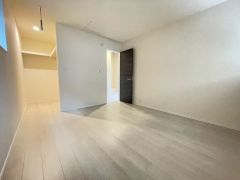 住む人のこだわりを活かす洋室＾＾日当たりがよく、寝室としての利用もおすすめ。広めのクローゼットもあり荷物もすっきり片付けれ、ゆとりのある暮らしが出来ます＾＾