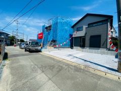 イオン福岡東ショッピングセンターまで車で約9分。（2.6ｋｍ） 前面道路は交通量が少ないためお子様がいるご家庭でも安心です＾＾ 日々のお買い物に便利です＾＾