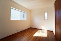 2面採光を確保した明るい室内は、風通しも良く、大変居心地の良い空間となっております。爽やかな風を感じて起きる朝は、快適生活の始まりに。