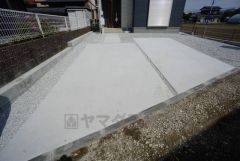 駐車スペースはゆとりある3台分を確保。マイカー用に、お客さま用に、余裕を持ってご利用いただけます^^