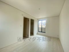 木目調のシンプルデザインで落ち着きと安らぎの空間に仕上げています。各部屋に収納が完備されているので、お荷物が多くなっても安心の設計です。