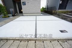 カースペースは停めやすい並列駐車2台付き。