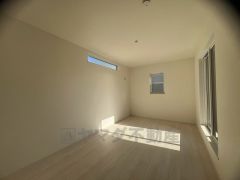 木目調のシンプルデザインで落ち着きと安らぎの空間に仕上げています。各部屋に収納が完備されているので、お荷物が多くなっても安心の設計です。