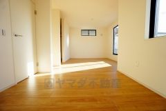 同仕様写真。住む人のこだわりを活かす洋室＾＾日当たりがよく、寝室としての利用もおすすめ。広めのクローゼットもあり荷物もすっきり片付けれ、ゆとりのある暮らしが出来ます＾＾