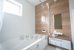 1日の疲れを癒すくつろぎのバスルーム。足を伸ばしてもゆったりと入れるサイズです。お子様と一緒にお風呂に入っても狭くないですね^^