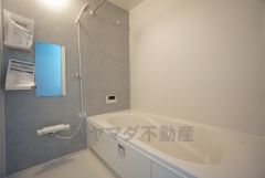 1日の疲れを癒すくつろぎのバスルーム。足を伸ばしてもゆったりと入れるサイズです。お子様と一緒にお風呂に入っても狭くないですね^^