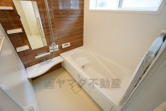 同仕様写真。1日の疲れを癒すくつろぎのバスルーム。足を伸ばしてもゆったりと入れるサイズです。お子様と一緒にお風呂に入っても狭くないですね^^