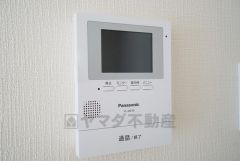 同仕様写真。防犯性、セキュリティ対策に安心できるテレビモニター付きインターフォンです。セールスマン対策にもなり安心できます。