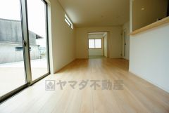 同仕様写真。家族が集まる開放的なリビング。思い思いの時間を過ごしたり食事をしたり、素敵な団らんの場になりますね。