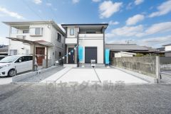 駐車スペースはゆとりある3台分を確保。マイカー用に、お客さま用に、余裕を持ってご利用いただけます。