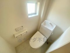 温水洗浄機付トイレです。節水機能もあるので、安心して使えますね。もちろん、1階2階の2ヶ所にトイレがあるので、忙しい朝にもゆとりができますね。