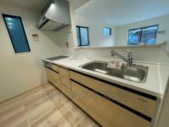 対面式カウンターキッチンでお子様の様子が見守れます。カウンタートップは耐熱性に優れており、日ごろのお掃除もふき取るだけでＯＫ。ステンレスシンクも簡単にお掃除できますよ。