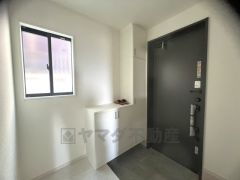 たっぷり収納できるシューズボックスです。家族全員の靴がきれいに整頓できます。棚の上にお花や写真を飾っても良いですね。