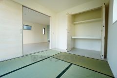 同仕様写真。リビングからの続き間として和室をご用意しました。普段はリビングとつなげて開放的なスペースとして。来客時には客間としてお使いいただけます。