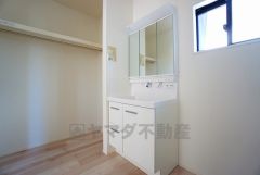 三面鏡つき洗面台。収納も一体型になっているので、ドライヤーやヘアアイロンの置き場に困りませんね。