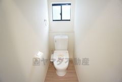 温水洗浄機付トイレです。節水機能もあるので、安心して使えますね。もちろん、1階2階の2ヶ所にトイレがあるので、忙しい朝にもゆとりができますね。