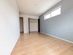 主寝室としてお使いいただけそうなこちらのお部屋は、日当たりが良く、爽やかな風を感じて起きる朝は、快適生活の始まりに。