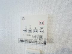 浴室暖房乾燥機には、暖房、乾燥、涼風、換気の4つの機能が付いています。タイマー付きです。