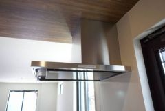 調理により発生する油煙や臭いを吸い込み、屋外へ排気してくれます。