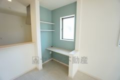 同仕様写真。リビングに設置された「スタディーカウンター」は、お子様の勉強スペースに便利です。