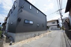 前面道路含む現地外観写真。 交通量が少なく小さなお子様がいるご家庭でも安心です＾＾ 静かで快適な生活を送れます＾＾